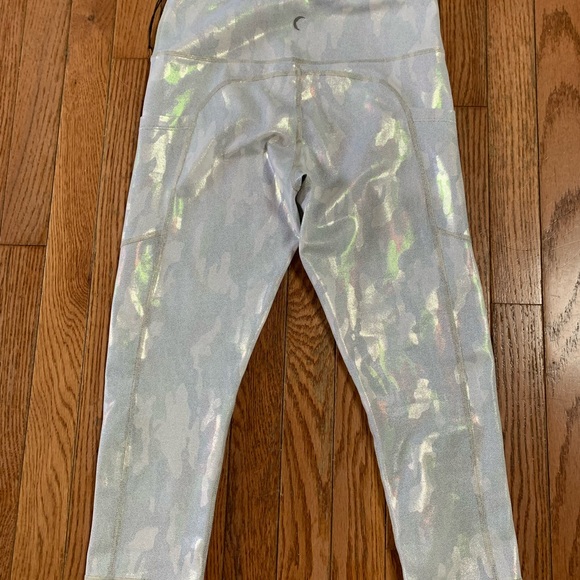 Zyia Silver Camo Metallic pocket light n tight Capri (6-8) - Picture 3 of 9